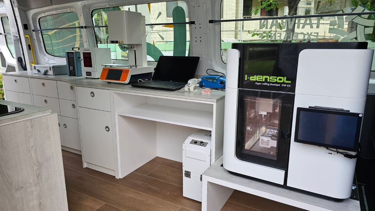 Inside the mobile digital dental laboratory